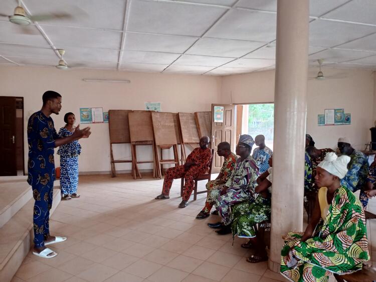 Rencontre de l'équipe de traduction avec les chefs quartiers de Gbozounmè Rencontre de l'équipe de traduction avec les chefs quartiers de Gbozounmè