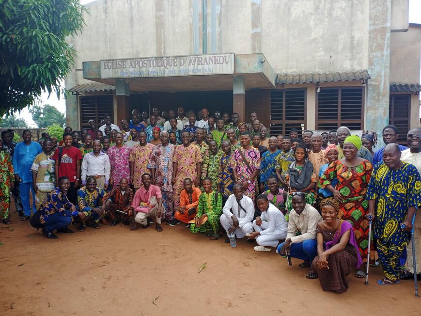 Photo d'ensemble des participants au séminaire sur la réduction du chômage des jeunes dans le village d'Avaligbo